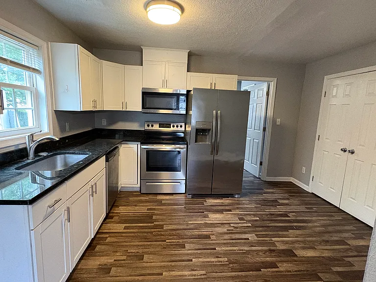 635 Sterling St — Photo 5