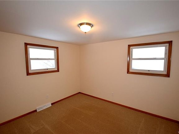 5th image of 42 Kennedy Dr