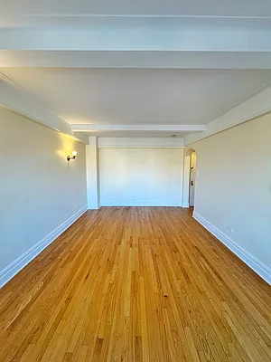 Rented by Manhattan Realty Group | media 2