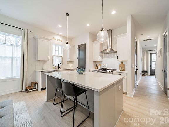 5th image of 608 Ambassador St