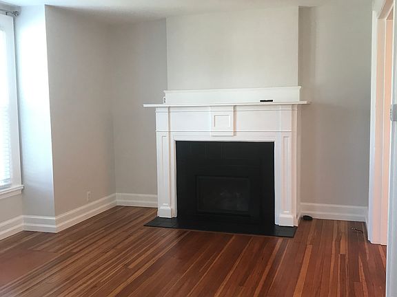 Living room - gas fireplace with remote