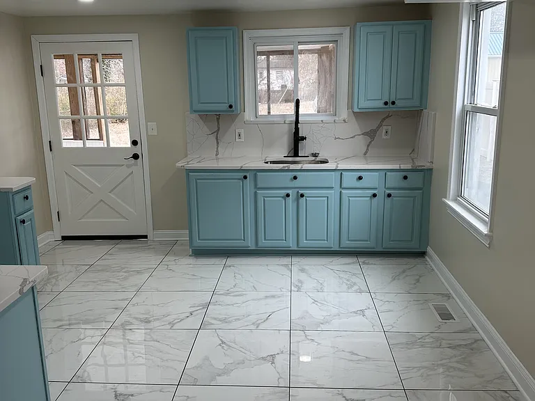 2427 Wythe Ave — Photo 2