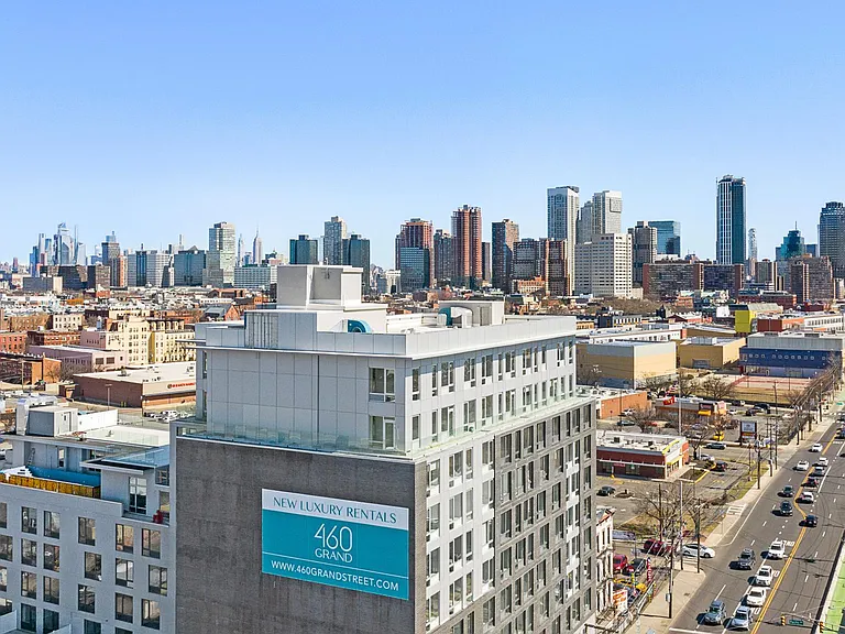 460 Grand — Photo 36