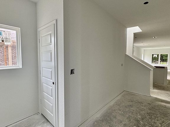 4th image of 148 Jonathan Dr