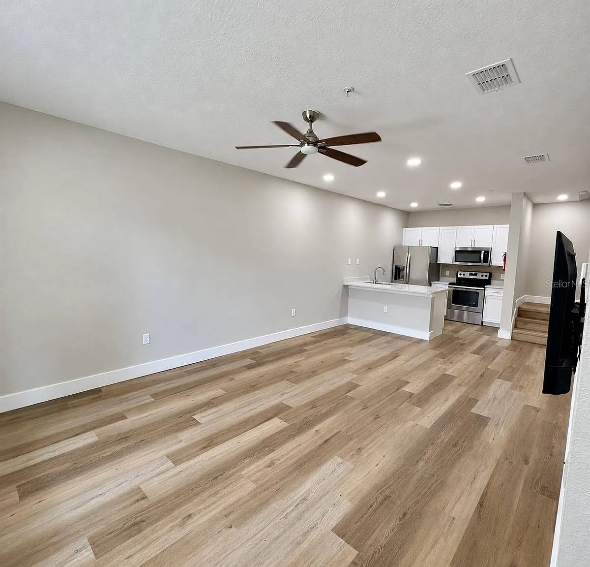 3 bed, 2.0 bath, 1300 sqft, $2,200 — Photo 4