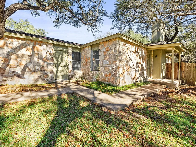 9807 Hundred Oaks Cir #B — Photo 6