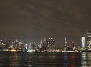 5 Regency Pl, Weehawken, NJ 07086