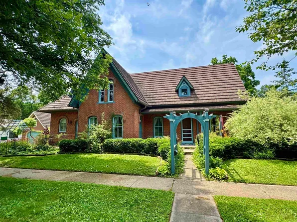 701 5th Ave, Decorah, IA 52101