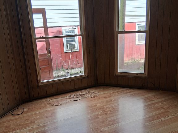 4th image of 318 Bridge St