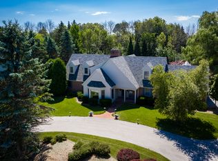 215 E Trillium Ct, Mequon, WI 53092