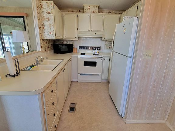 2nd image of 1101 Commerce Ave #60
