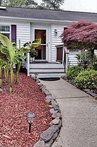1st image of 16 Whitehouse Cir