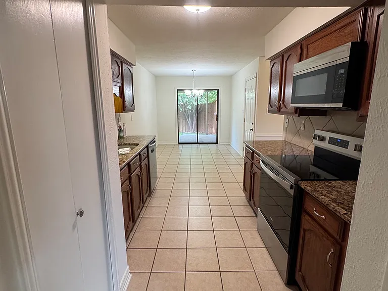 1104 Kesser Dr — Photo 9