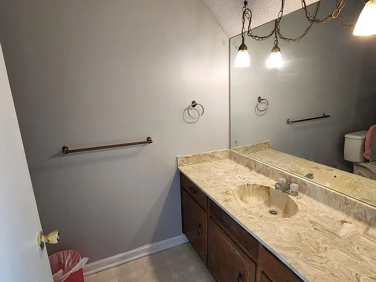 1129 S Maple St — Photo 15