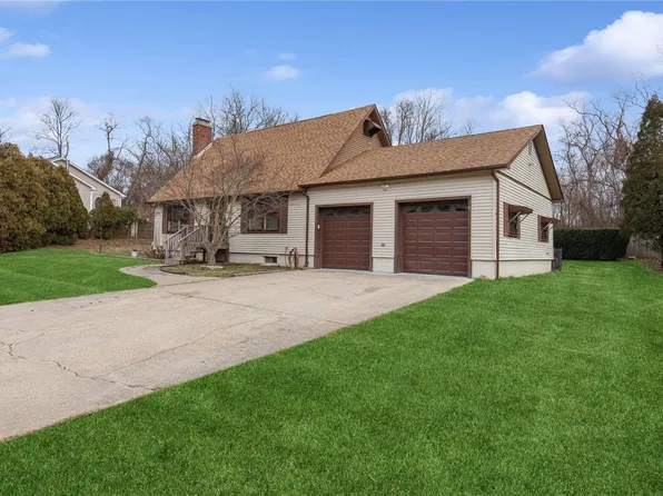 19 Dolphin Way, Riverhead, NY 11901