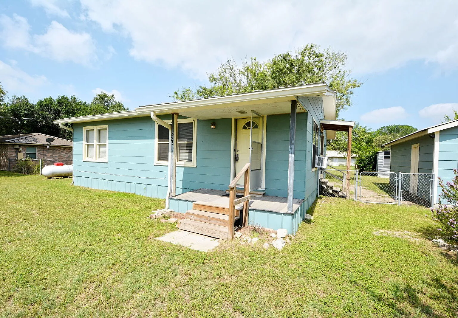 3 bed, 1.0 bath, 1080 sqft, $1,275 — Photo 3