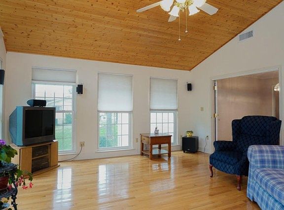 3rd image of 121 Kelsey Dr