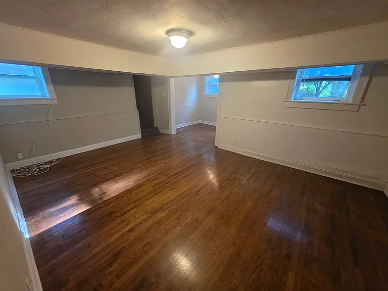 2528 N Maryland Ave — Photo 3