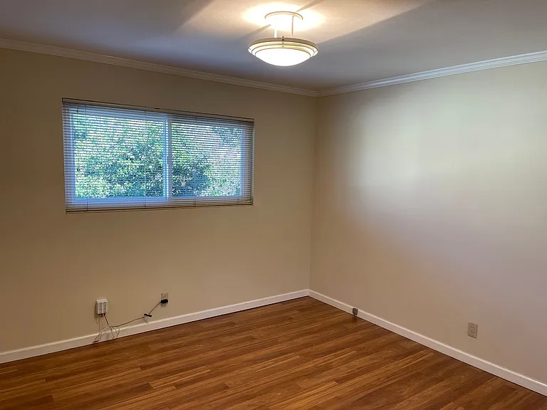 1379 Snow St — Photo 8