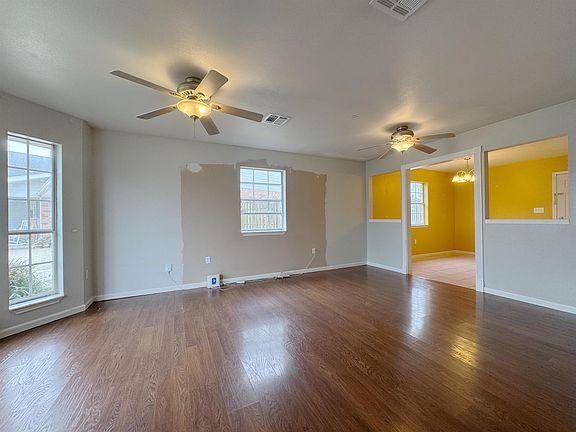 4th image of 527 Watson St
