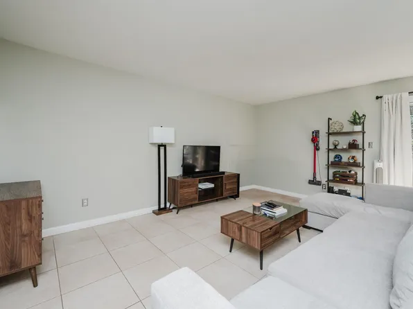 184 Old Montgomery Hwy APT C, Vestavia Hills, AL 35216