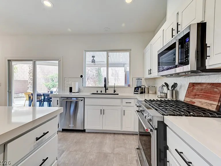 1041 Chestnut Chase St — Photo 7