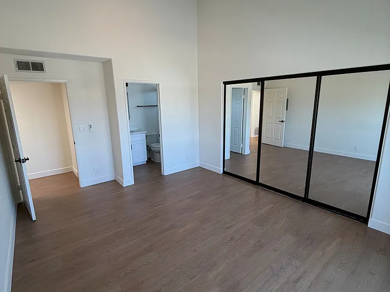Master Bedroom - Photo 2