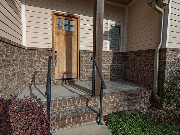 3rd image of 4608 N Venice Avenue