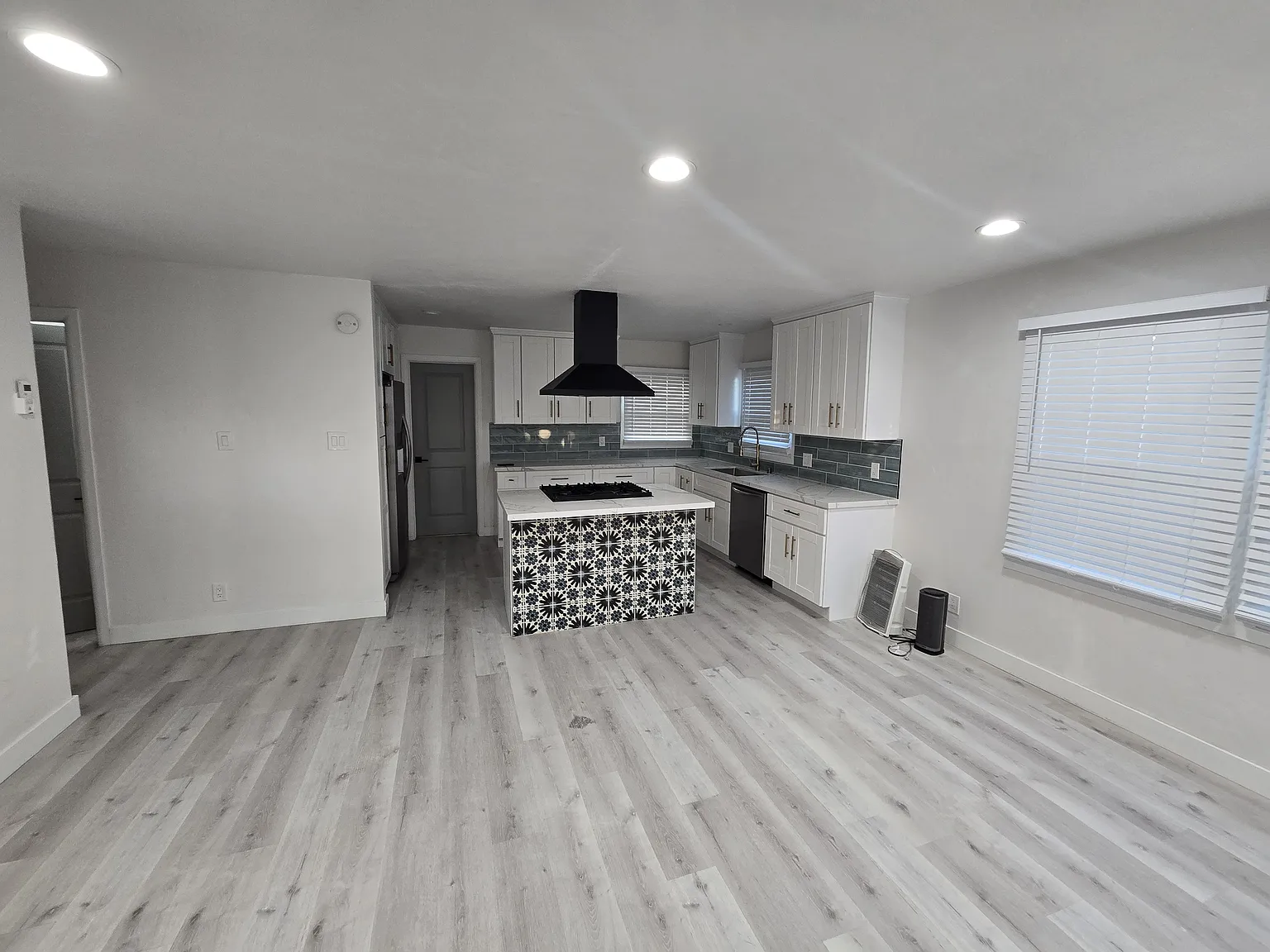 2 bed, 828 sqft, $2,550 — Photo 4