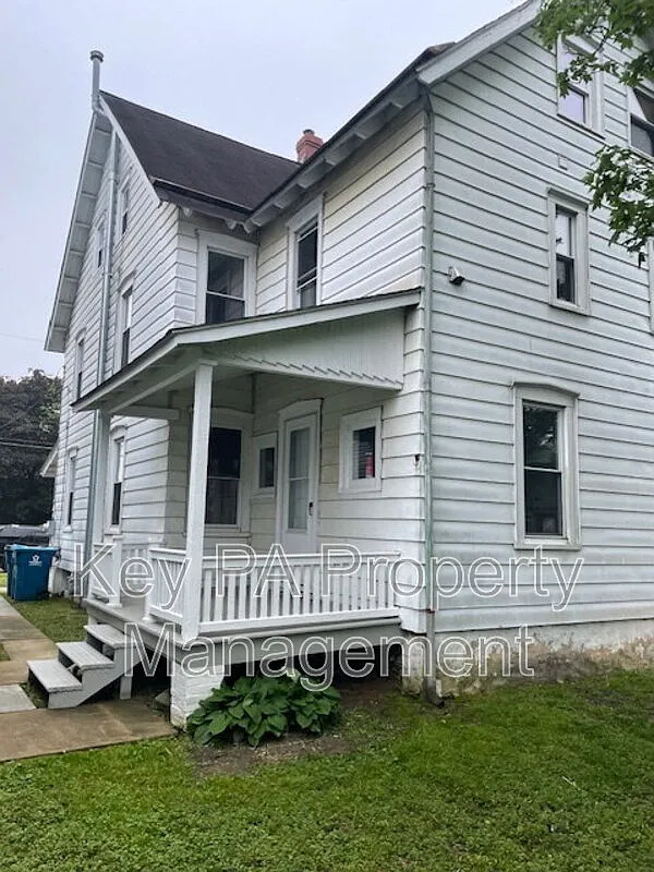 3 bed, 1.0 bath, 1150 sqft, $1,800 — Photo 2