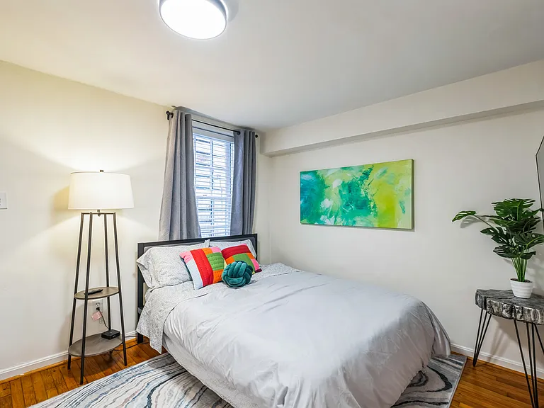 605 E St SE #B — Photo 3