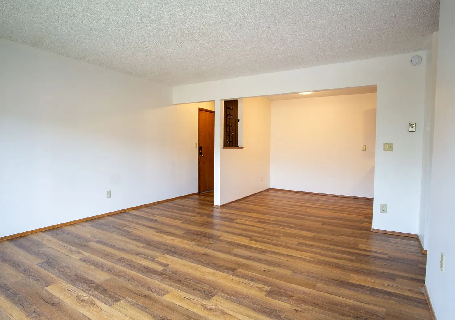 Close in NE-2 Bedroom, 1.5 Bath Ready Now! — Photo 4