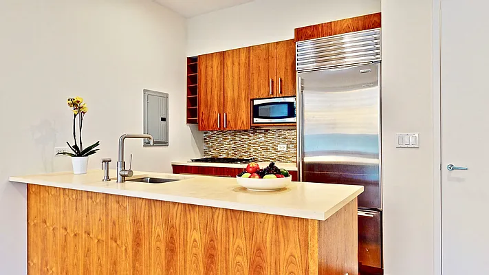 Sold by Bizzarro Agency | media 7