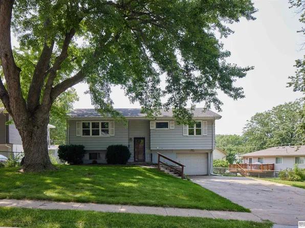 7530 S 89th St, La Vista, NE 68128