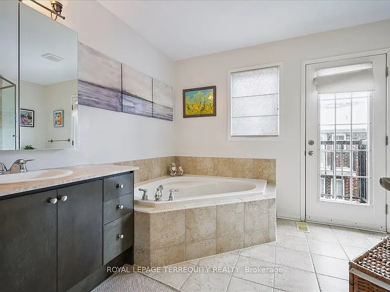 101 The Queensway #Townhouse 2 — Photo 33