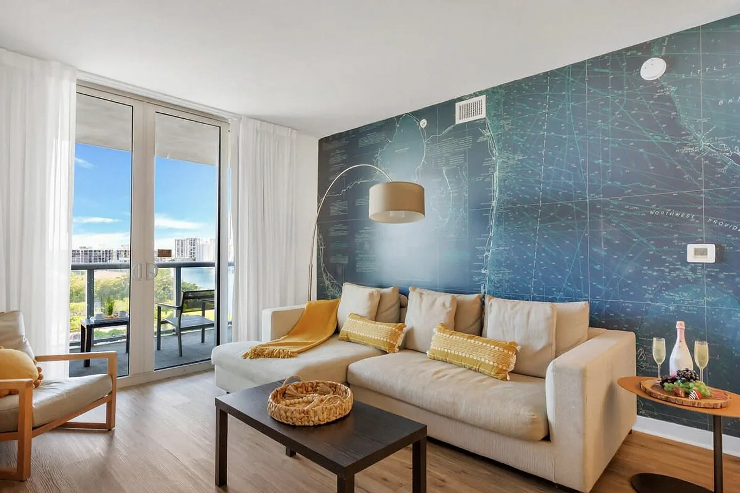 2 bed, 2.0 bath, 990 sqft, $4,273 — Photo 3