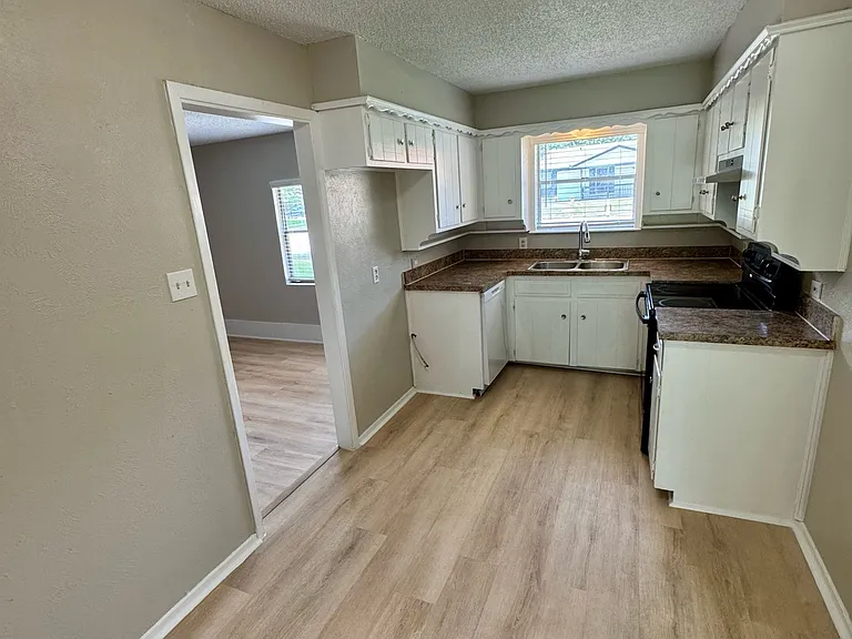 6000 Lindy Ln — Photo 4