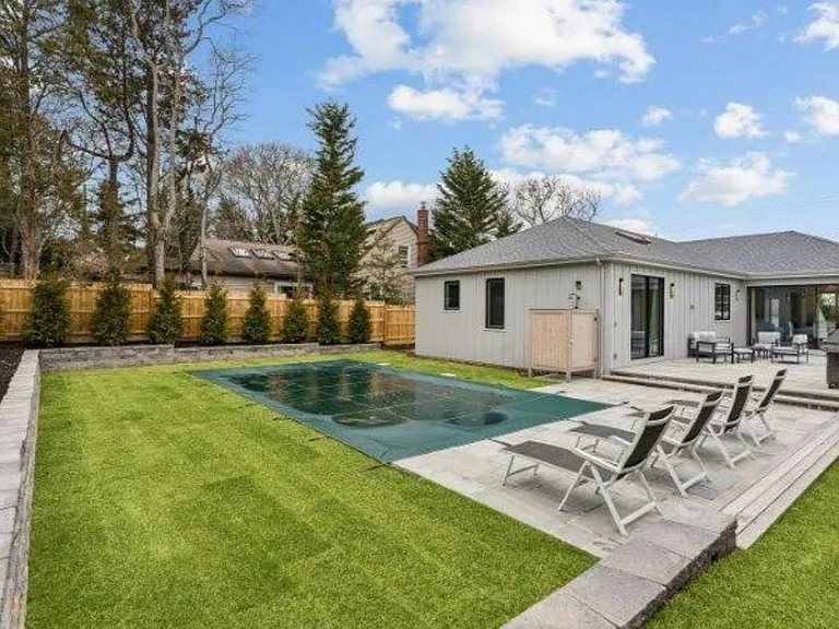 43 Newtown Ct — Photo 1