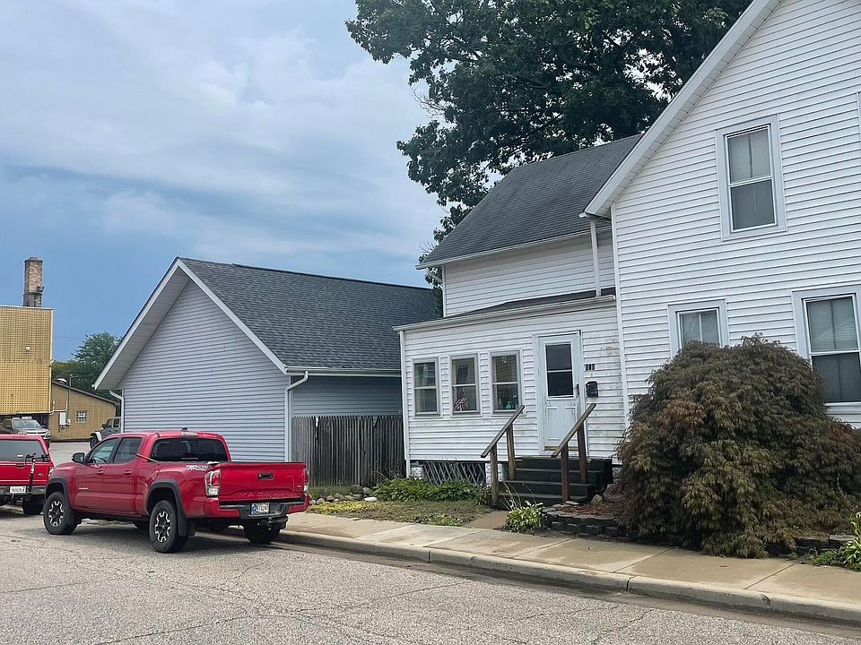 2nd image of 124 W Fulton St
