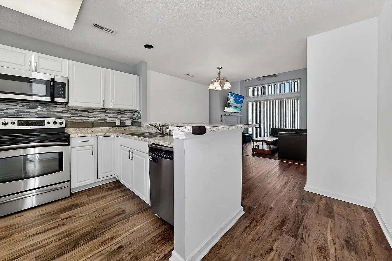 3 bed, 2.5 bath, 1572 sqft, $2,595 — Photo 2
