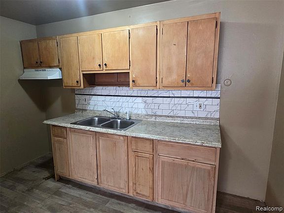 4th image of 15080 Greenfield Rd