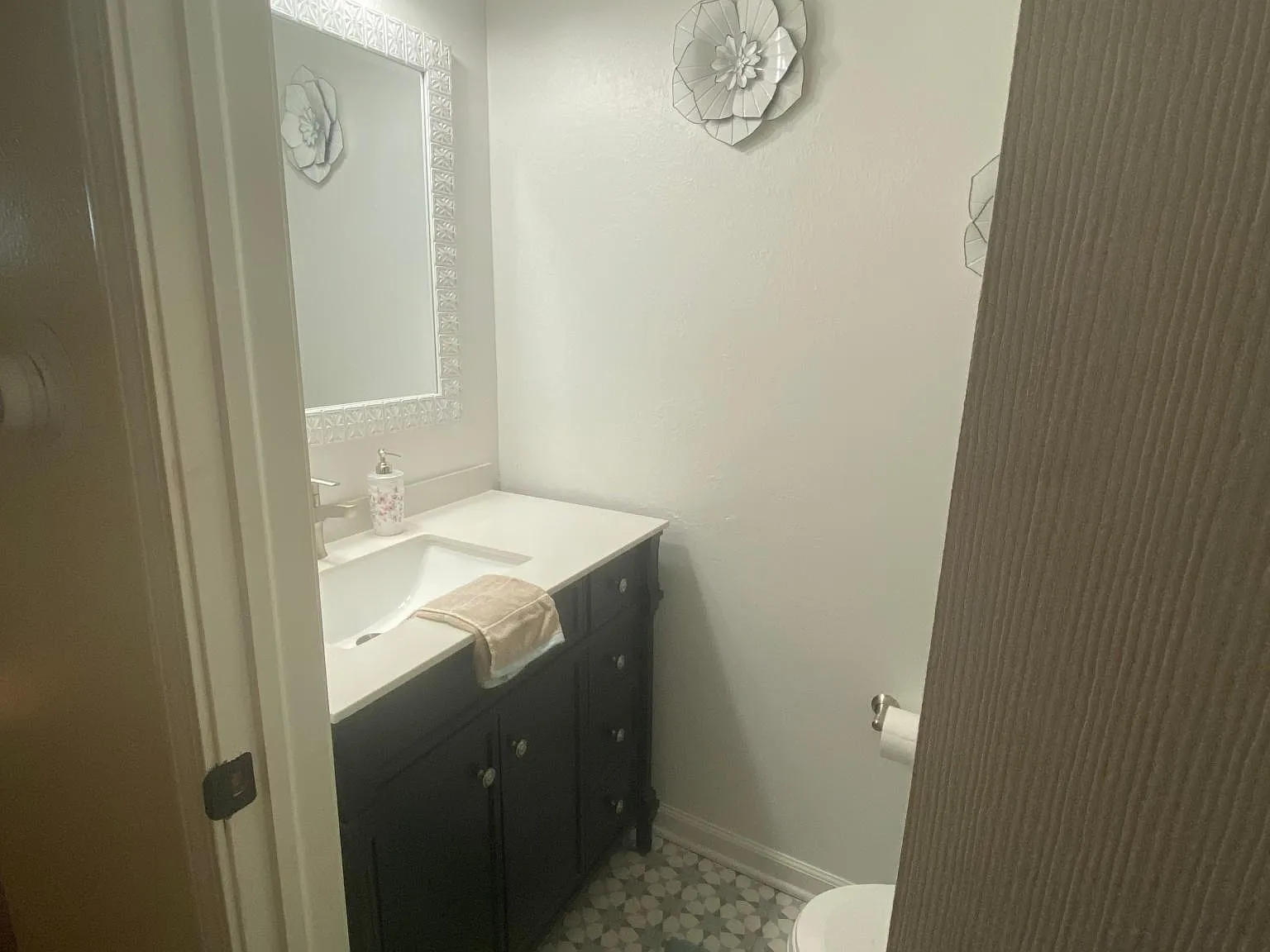 2 bed, 2.5 bath, 1300 sqft, $1,800 — Photo 3