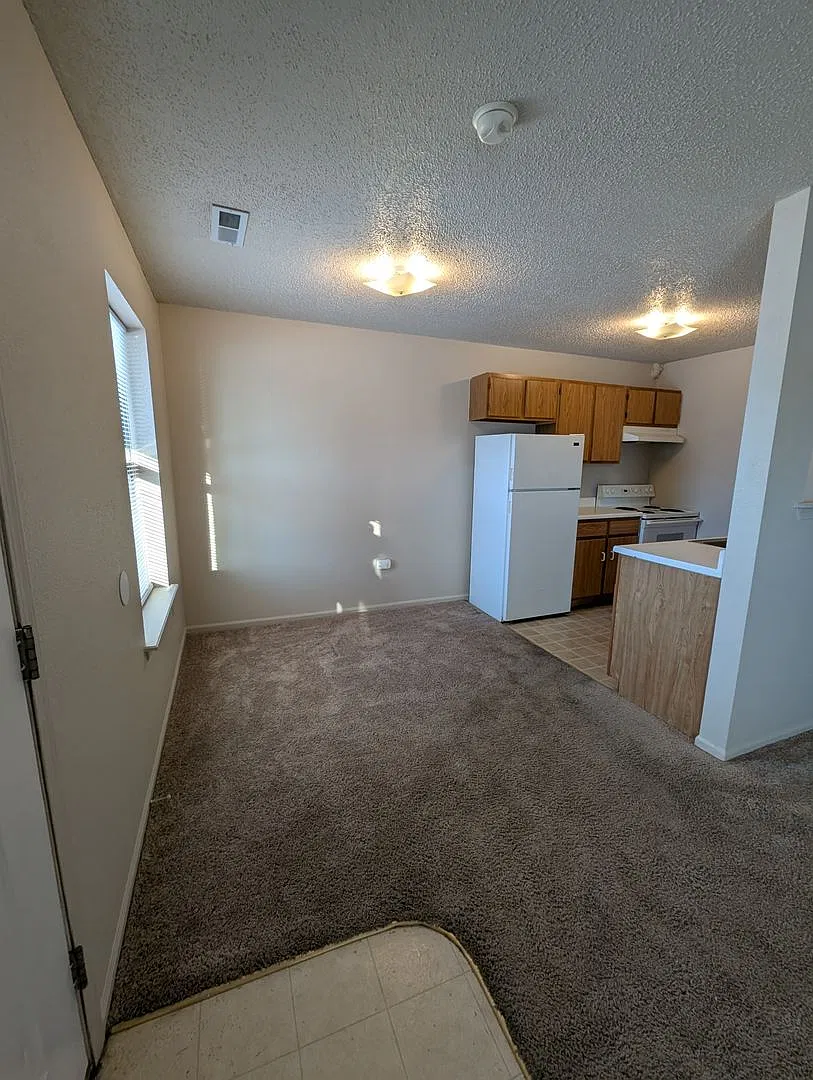 1292 W Ashley Rd — Photo 2