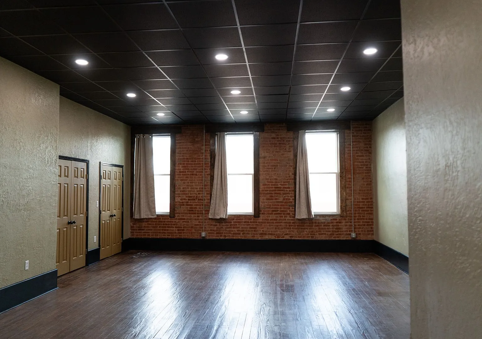 102 East Main St — Photo 1