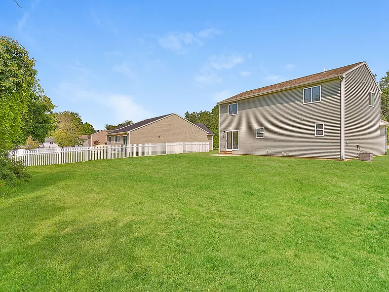 613 Courtyard Pl — Photo 32