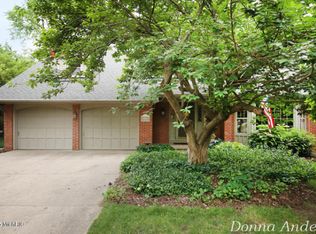 2546 Oakwood Dr SE, East Grand Rapids, MI 49506