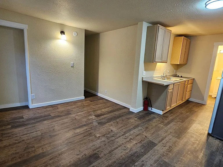 400 Railroad Ave — Photo 20