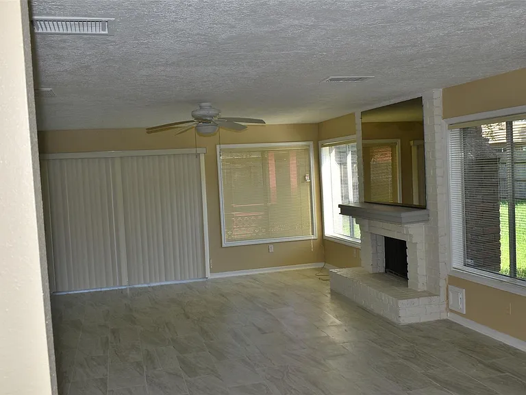 2930 Colony Dr — Photo 6
