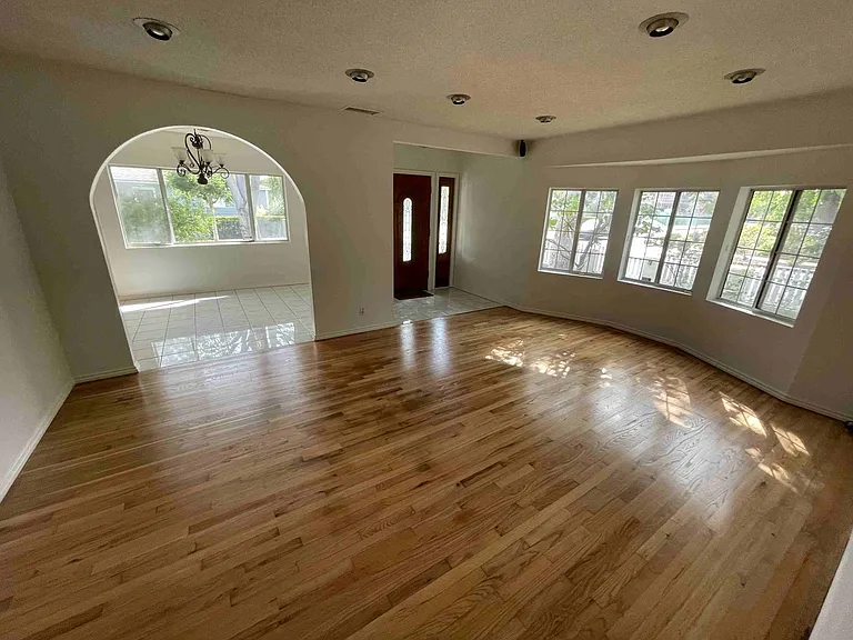 2946 S Beverly Dr — Photo 4