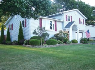 11 Shawnee Dr, Rochester, NY 14624